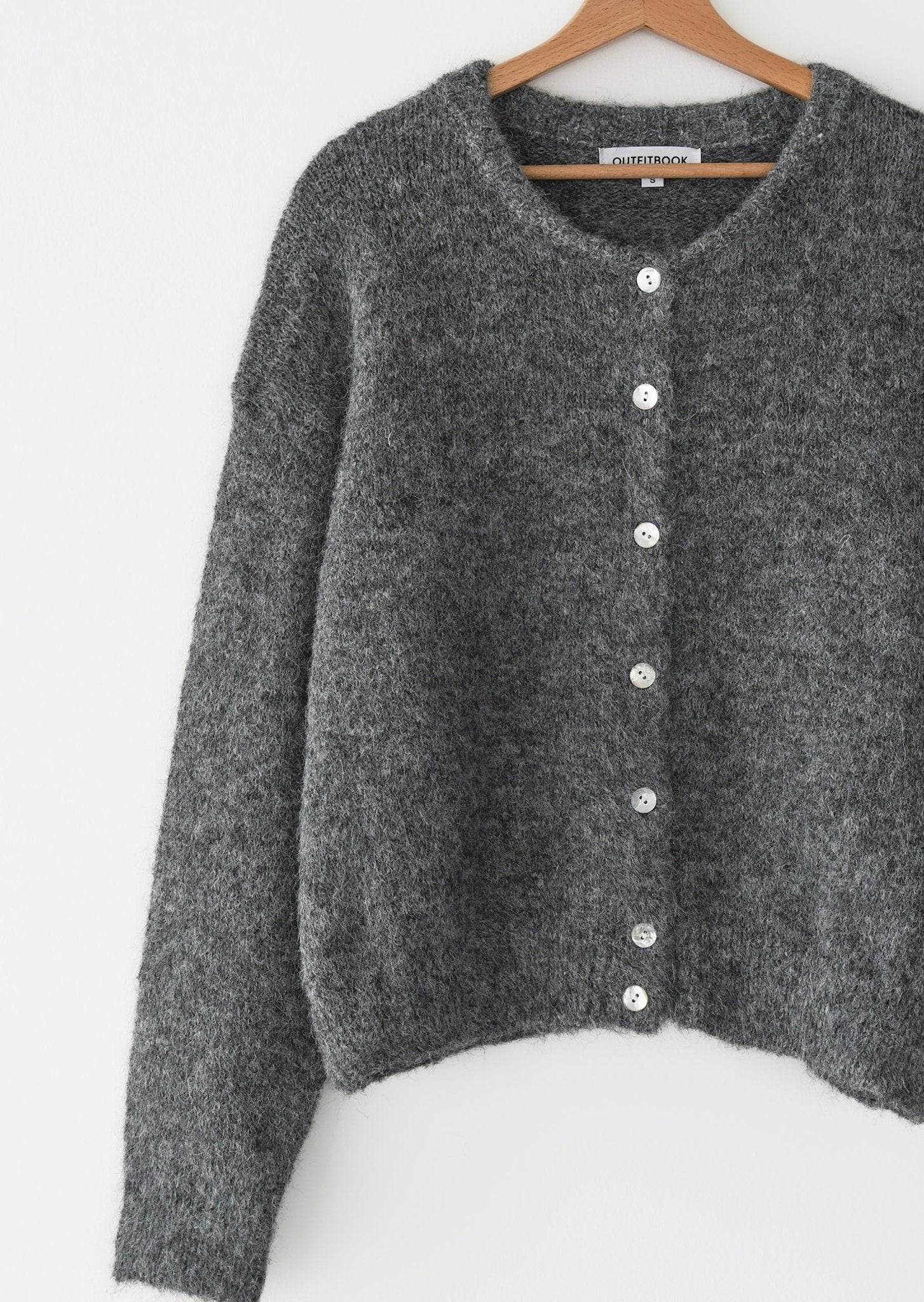 Buttoné– A stylish and elegant take on "buttoned. - Soliqlo